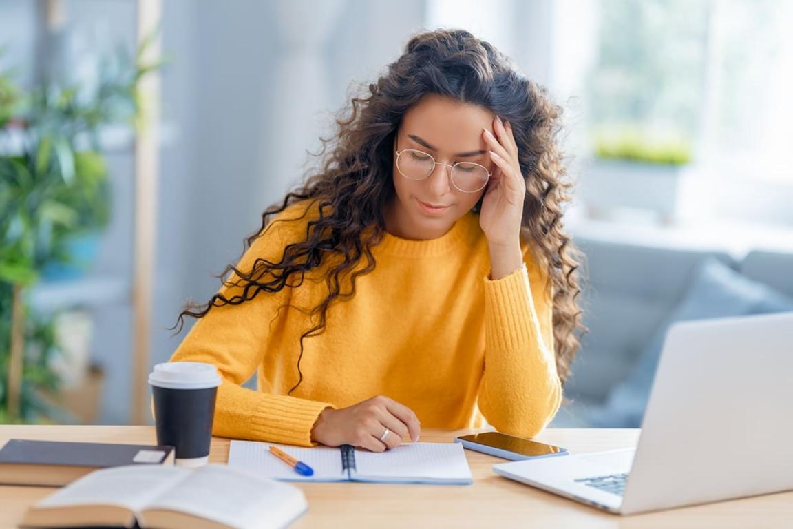 Teilnehmer während eines interaktiven Online-Seminars zur Suchmaschinenoptimierung